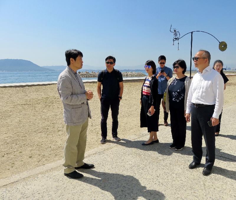 The Secretary for Home Affairs, Mr Lau Kong-wah, continued his visit to Japan today (May 23). Photo shows Mr Lau (first right) being briefed by Hong Kong artist Alexander Hui (first left) on his participation in the Setouchi Triennale 2019 in Megijima.
