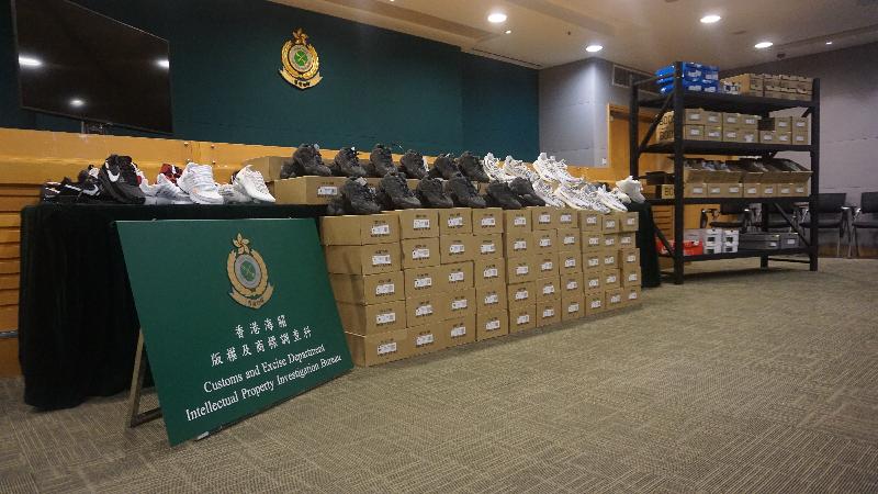 香港海关昨日（五月二十二日）采取执法行动，打击在网上社交平台售卖冒牌鞋类，共检获一百五十六对怀疑冒牌鞋，估计市值约四十万元。
