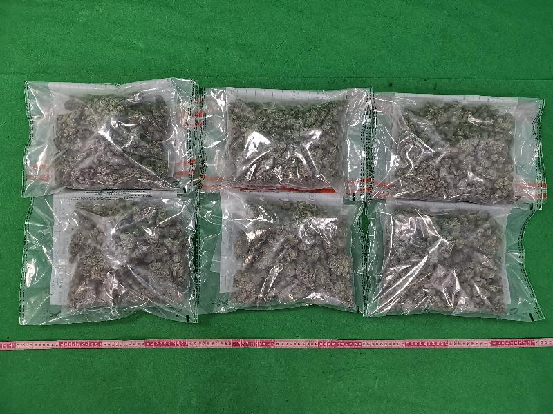 香港海关五月二十日在香港国际机场检获约三公斤怀疑大麻花，估计市值约五十七万元。