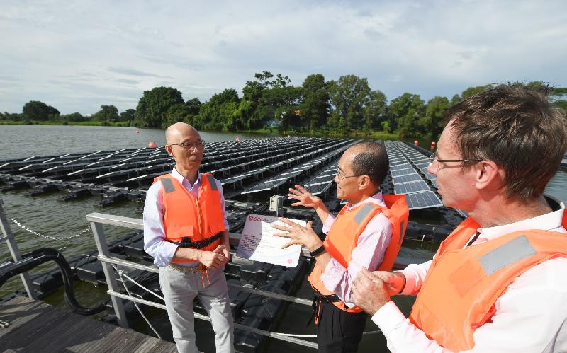 環境局局長黃錦星（左）今日（五月二十三日）參觀新加坡登格水庫，視察該處的浮動太陽能板發電裝置。