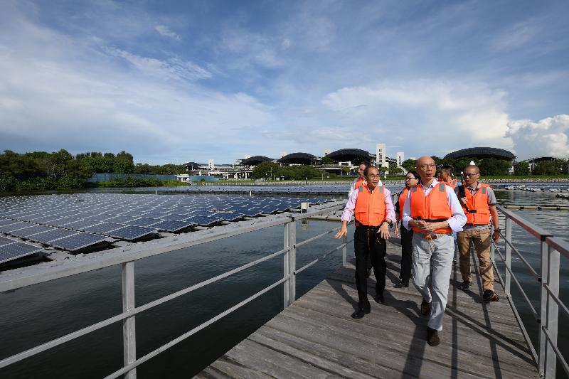 环境局局长黄锦星（中）今日（五月二十三日）参观新加坡登格水库，视察该处的浮动太阳能板发电装置。