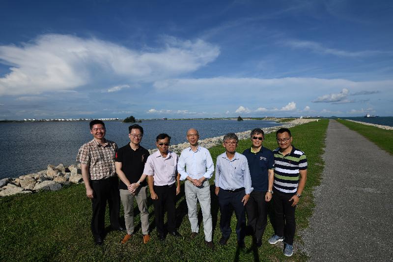 环境局局长黄锦星（中）今日（五月二十三日）到访新加坡实马高岛垃圾埋置场，了解垃圾埋置场的运作。