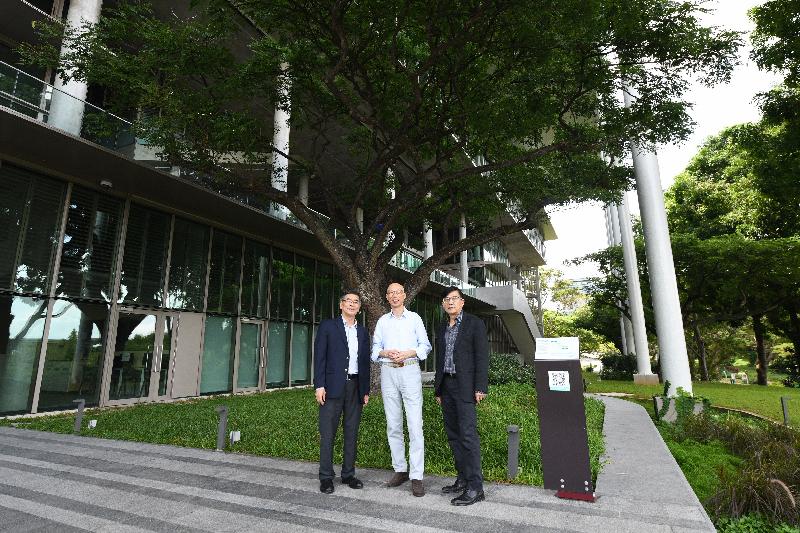 環境局局長黃錦星（中）今日（五月二十三日）到訪新加坡國立大學設計與環境學院，參觀當地首個新建淨零能源建築。