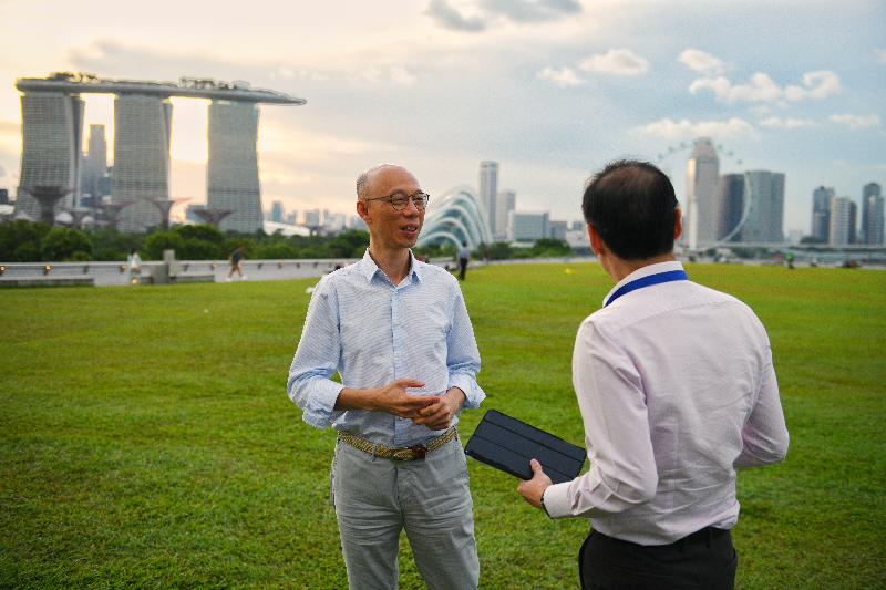 The Secretary for the Environment, Mr Wong Kam-sing (left), today (May 23) tours the Green Roof of Marina Barrage in Singapore.