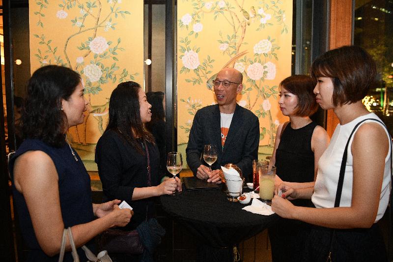 The Secretary for the Environment, Mr Wong Kam-sing (centre), today (May 23) dines with young Hong Kong people studying and working in Singapore to chat and learn more about their daily life.