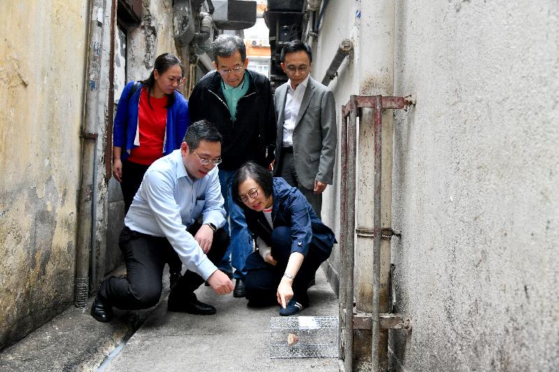 The Secretary for Food and Health, Professor Sophia Chan (first row, right), and the Chairman of the Sham Shui Po District Council, Mr Ambrose Cheung (back row, centre), inspect the rodent prevention and control work in Sham Shui Po District today (May 23).
