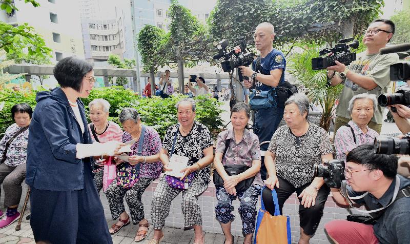 The Secretary for Food and Health, Professor Sophia Chan (left), today (May 23) chats with residents in Un Chau Estate to learn about the situation of rodent infestation in the estate and reminds them of the importance of rodent prevention and control.