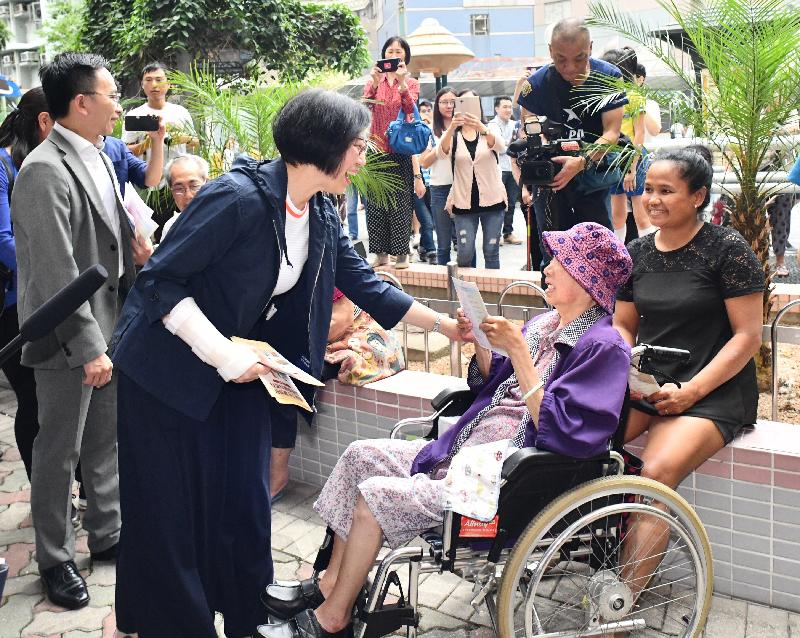 The Secretary for Food and Health, Professor Sophia Chan (second left), today (May 23) chats with residents in Un Chau Estate and distributes leaflets on rodent prevention and control to them.