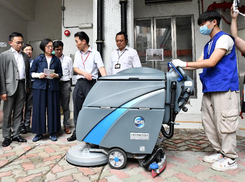 The Secretary for Food and Health, Professor Sophia Chan (third left), visits Un Chau Estate to learn about the cleaning work conducted by the Housing Department today (May 23).