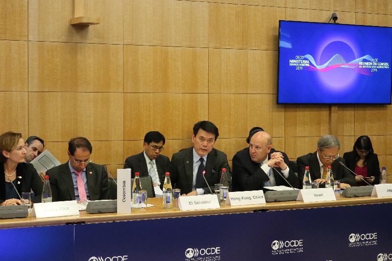 The Secretary for Commerce and Economic Development, Mr Edward Yau (front row, third left), attended an informal meeting on domestic regulation in services of the World Trade Organization in Paris, France yesterday (May 23, Paris time), to discuss how to improve the regulatory environment for trade in services globally.
