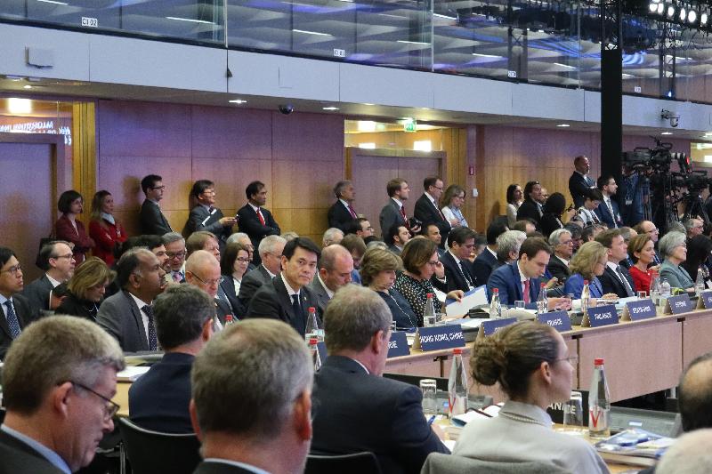 商務及經濟發展局局長邱騰華（前排左三）於‪五月二十二日‬（巴黎時間）在法國巴黎出席經濟合作及發展組織理事會部長級會議的主題演講全體大會。