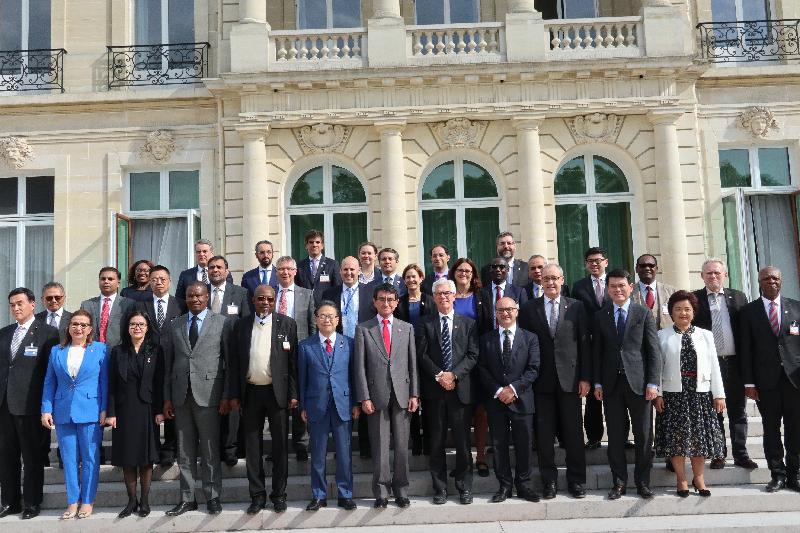 商務及經濟發展局局長邱騰華昨日（巴黎時間五月二十三日）在法國巴黎出席世界貿易組織（世貿）非正式部長級會議。圖示邱騰華（前排右二）與其他世貿成員的部長合照。