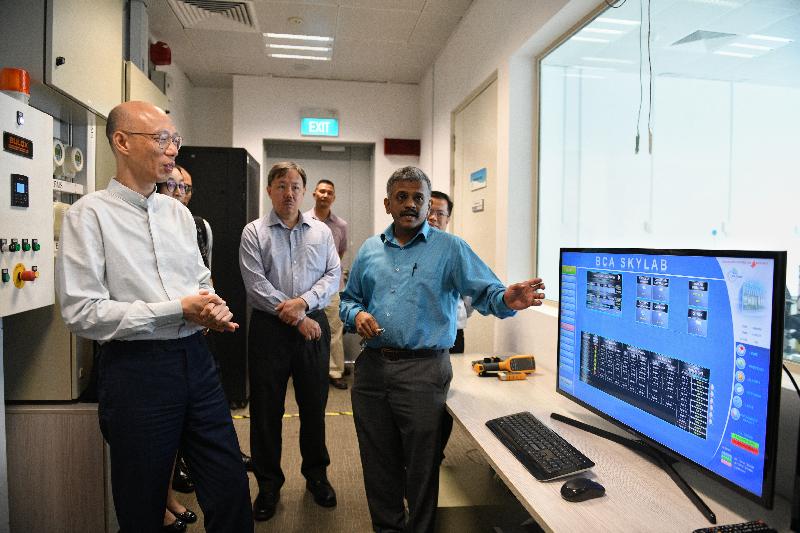 環境局局長黃錦星（左一）今日（五月二十四日）到訪新加坡建設專科學院，了解新加坡建設局推廣綠色建築的工作。

