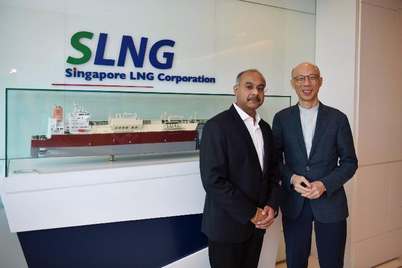 The Secretary for the Environment, Mr Wong Kam-sing (right), today (May 24) calls at the Singapore LNG Corporation to learn more about the development and services of the liquefied natural gas terminal in Singapore.