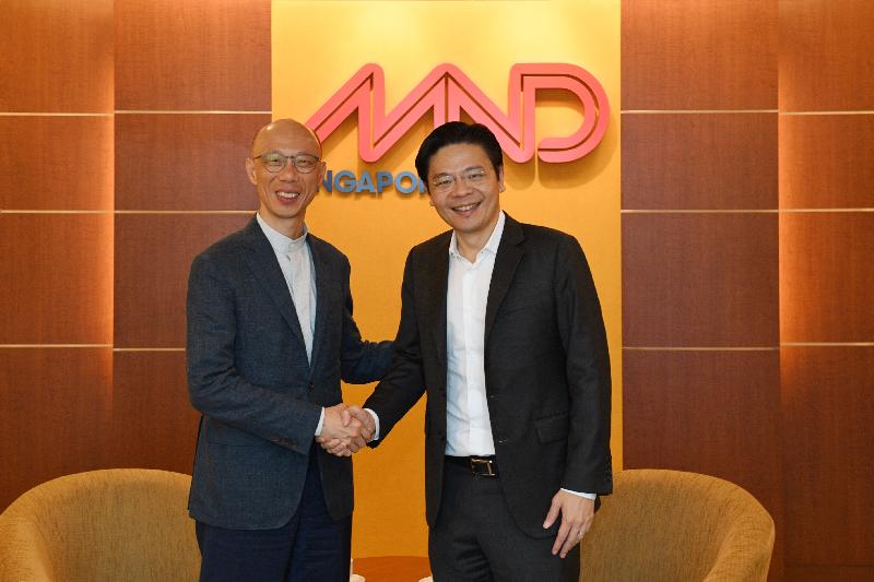 The Secretary for the Environment, Mr Wong Kam-sing (left), today (May 24) held a bilateral meeting with the Minister for National Development, Mr Lawrence Wong (right), in Singapore to discuss matters of mutual concern.