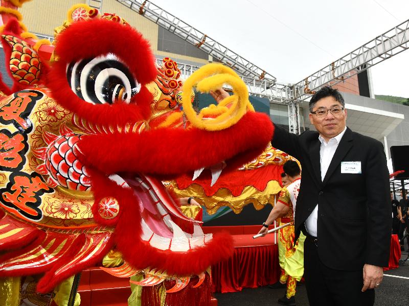 The Permanent Secretary for Development (Works), Mr Lam Sai-hung, performs eye-dotting on the dragon at the Heung Yuen Wai Highway Opening Ceremony today (May 24).