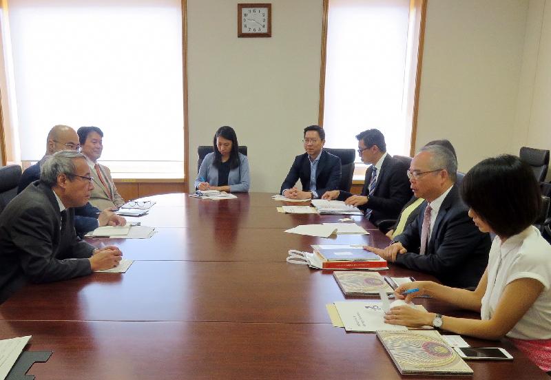 民政事务局局长刘江华今日（五月二十四日）于东京继续日本访问行程。图示刘江华（右二）到访日本国际交流基金，向理事樱井友行（左一）介绍香港文化发展的最新情况。
