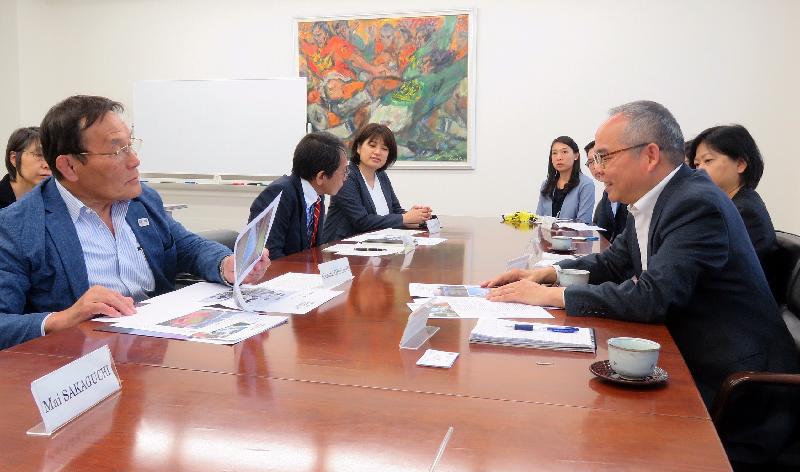 民政事務局局長劉江華今日（五月二十四日）於東京繼續日本訪問行程。圖示劉江華（右一）到訪日本體育振興中心，向理事長大東和美（左一）介紹啟德體育園項目。