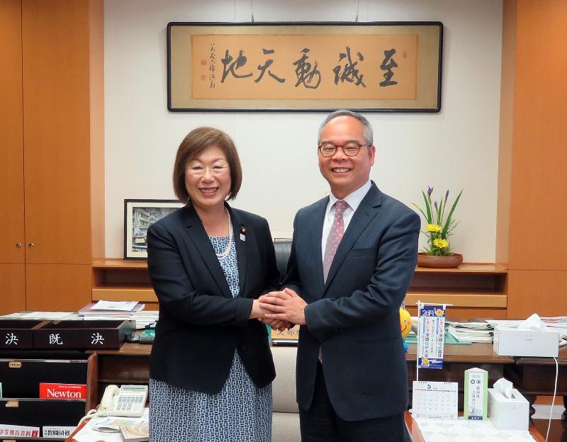 The Secretary for Home Affairs, Mr Lau Kong-wah, continued his visit to Japan in Tokyo today (May 24). Photo shows Mr Lau (right) meeting with the State Minister of Ministry of Education, Culture, Sports, Science and Technology of Japan, Ms Keiko Nagaoka, to introduce Hong Kong's latest developments in the areas of culture and sports development.