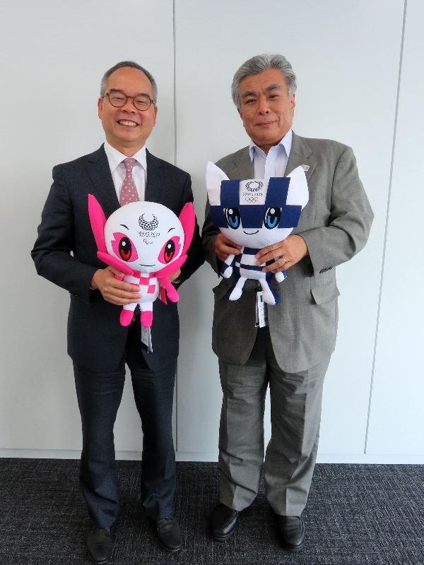 The Secretary for Home Affairs, Mr Lau Kong-wah, continued his visit to Japan in Tokyo today (May 24). Photo shows Mr Lau (left) meeting with the Chief Operating Officer of the Tokyo Organising Committee of the Olympic and Paralympic Games, Mr Yukihiko Nunomura, to learn more about preparations for the Tokyo Olympic and Paralympic Games next year.