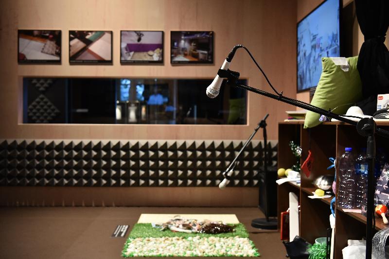 康樂及文化事務署香港電影資料館（資料館）今日（五月二十四日）至八月二十五日在資料館展覽廳舉辦「聽而不覺——電影配樂與音效」展覽。展場設有模擬擬音房，觀眾可體驗製作電影音效的過程。