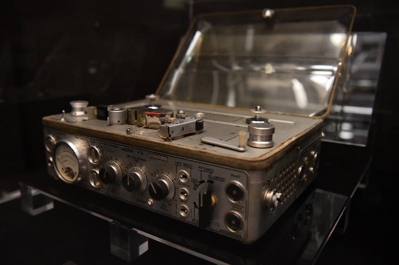 康樂及文化事務署香港電影資料館（資料館）今日（五月二十四日）至八月二十五日在資料館展覽廳舉辦「聽而不覺——電影配樂與音效」展覽。圖示七十年代為電影錄製聲音的錄音機。