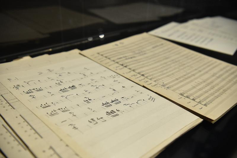 康乐及文化事务署香港电影资料馆（资料馆）今日（五月二十四日）至八月二十五日在资料馆展览厅举办「听而不觉——电影配乐与音效」展览。图示作曲家杨秉忠为《碧血黄花》（1980）创作主题曲的音乐手稿。