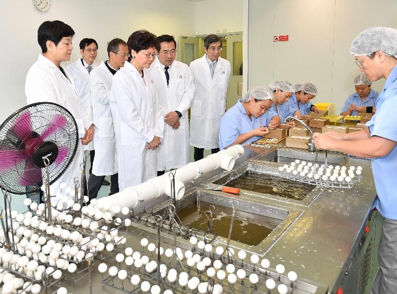 行政長官林鄭月娥今日（五月二十四日）上午出席北京同仁堂2019年首都國企開放日。圖示林鄭月娥（前排左二）參觀示範，了解中藥製品製作過程。
