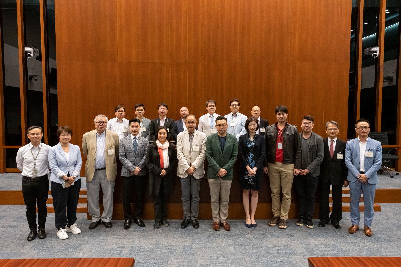 Members of the Legislative Council (LegCo) held separate meetings today (May 24) with members of the Kwun Tong District Council (DC) and the Sai Kung DC at the LegCo Complex to discuss and exchange views on matters of mutual interest. Photo shows members of the LegCo and the Sai Kung DC.