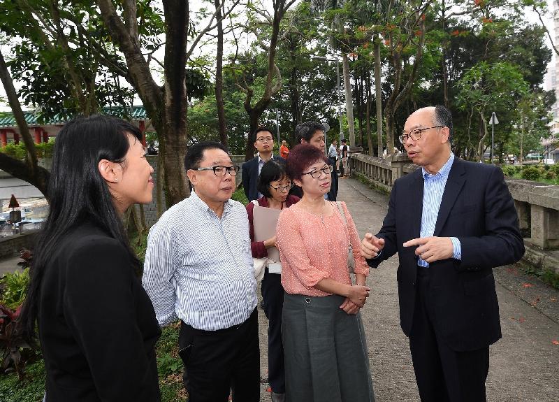 The Secretary for Transport and Housing, Mr Frank Chan Fan, visited Tai Po District this afternoon (May 24). Photo shows Mr Chan (first right), accompanied by the Chairman of the Tai Po District Council, Ms Wong Pik-kiu (second right), the Vice Chairman of the Tai Po District Council, Mr Cheng Chun-ping (second left), and the District Officer (Tai Po), Ms Eunice Chan (first left), observing the usage of Kwong Fuk Bridge.
