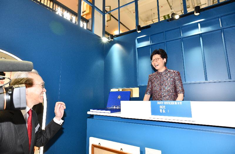 行政长官林郑月娥（右）今日（五月二十五日）出席「大馆101」专题展览开幕典礼暨大馆一周年志庆，并参观展览。