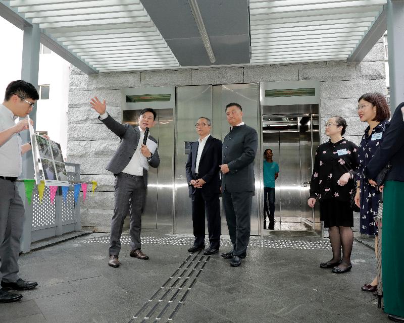 An opening ceremony for the "Construction of Lift Tower at Shung Yan Street in Kwun Tong" under the Kwun Tong District Signature Project Scheme was held today (May 27). Photo shows the Secretary for Home Affairs, Mr Lau Kong-wah (third left), and the Chairman of the Kwun Tong District Council (KTDC), Dr Bunny Chan (fourth left), being briefed by representatives from the Architectural Services Department. Looking on are the Director of Home Affairs, Miss Janice Tse (first right), and Deputy Director of Home Affairs Miss Vega Wong (second right).