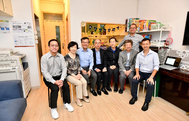 Non-official Members of the Executive Council (ExCo Members) today (May 27) visited the Sham Tseng Light Housing and transitional housing units under the Hong Kong Council of Social Service's Community Housing Movement. The Convenor of the ExCo Members, Mr Bernard Chan (front row, third right), and ExCo Members Mrs Fanny Law (front row, second left), Mr Ronny Tong (front row, second right), Dr Lam Ching-choi (front row, third left) and Mr Kenneth Lau (front row, first left) are pictured at the Light Housing with the Secretary for Transport and Housing, Mr Frank Chan Fan (front row, centre).