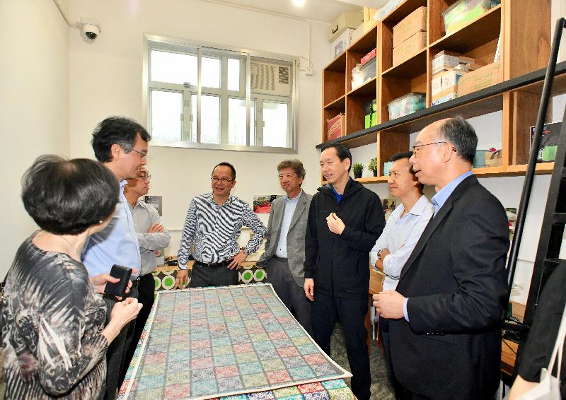 Non-official Members of the Executive Council (ExCo Members) today (May 27) visited the Sham Tseng Light Housing and transitional housing units under the Hong Kong Council of Social Service's Community Housing Movement. Photo shows the ExCo Members and the Secretary for Transport and Housing, Mr Frank Chan Fan (first right), visiting the DIY workshop of the Light Housing.