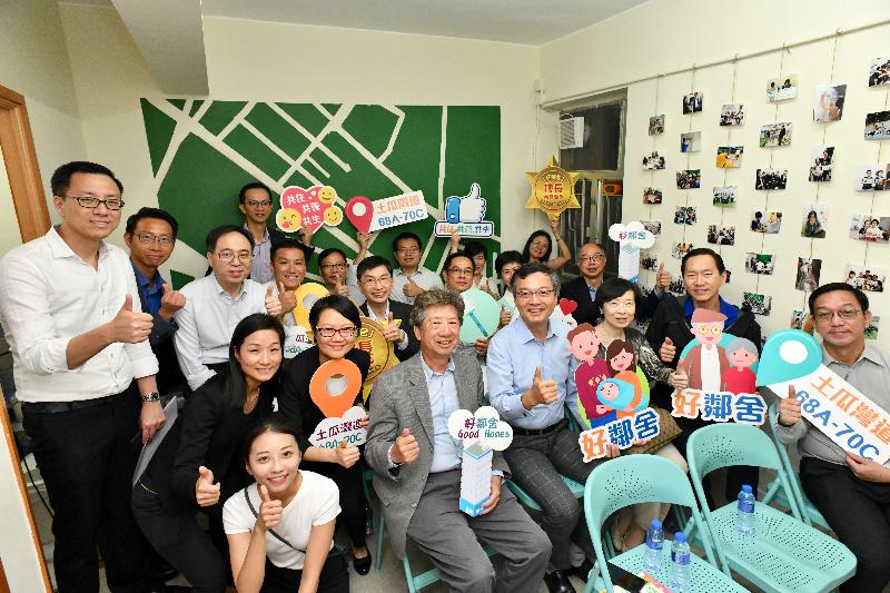 Non-official Members of the Executive Council (ExCo Members) today (May 27) visited the Sham Tseng Light Housing and transitional housing units under the Hong Kong Council of Social Service's Community Housing Movement. The Convenor of the ExCo Members, Mr Bernard Chan (second row, first right), and ExCo Members Mrs Fanny Law (second row, second right), Mr Ronny Tong (second row, third left), Dr Lam Ching-choi (second row, third right) and Mr Kenneth Lau (first row, first right) are pictured at the transitional housing project Good Homes. Also pictured is the Secretary for Transport and Housing, Mr Frank Chan Fan (third row, first right).