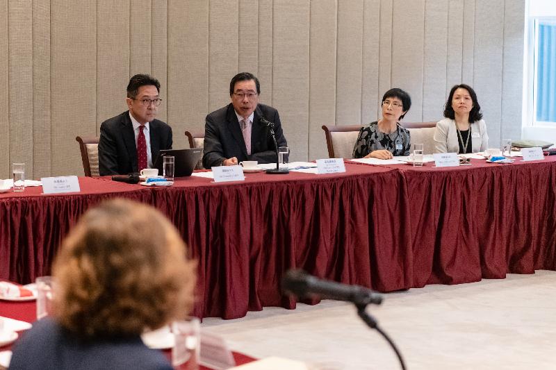 The President of the Legislative Council (LegCo), Mr Andrew Leung (second left), conducts a briefing for the Consuls-General or their representatives as well as Honorary Consuls in Hong Kong on the work of LegCo today (May 27).