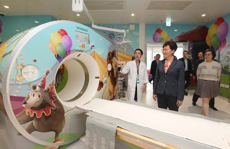 行政长官林郑月娥今日（五月二十七日）下午到访位于启德发展区的香港儿童医院。图示林郑月娥（中）和食物及卫生局局长陈肇始教授（右）参观放射科的电脑扫描室。