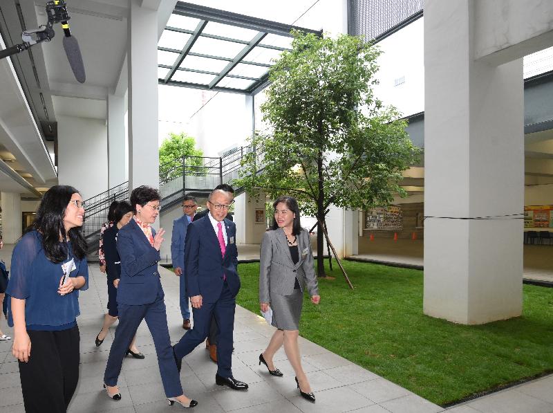 The Chief Executive, Mrs Carrie Lam, visited Po Leung Kuk Stanley Ho Sau Nan Primary School in the Kai Tak Development Area this afternoon (May 27). Picture shows Mrs Lam (second left ) being briefed by the Architectural Services Department architect on the school’s design and architectural features.
