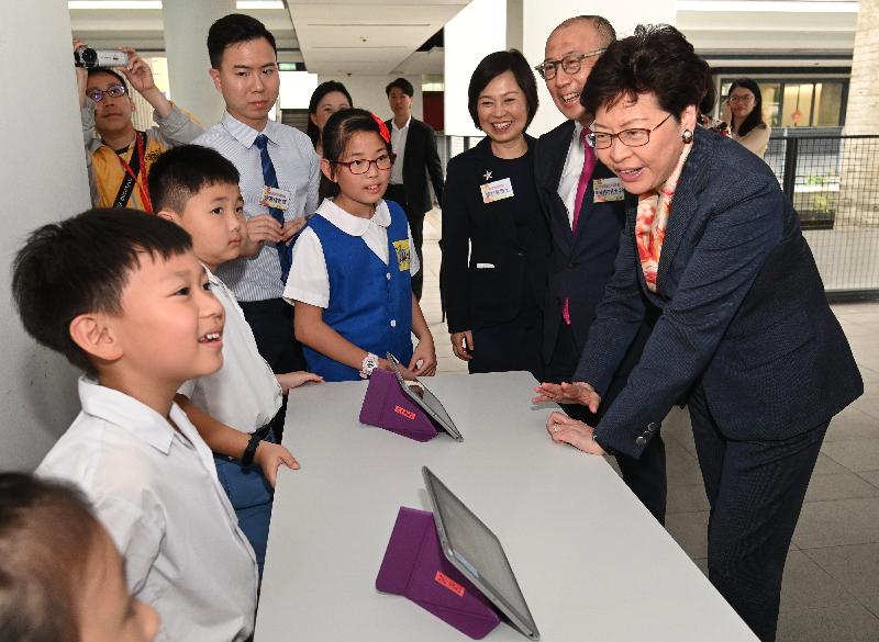 The Chief Executive, Mrs Carrie Lam, visited Po Leung Kuk Stanley Ho Sau Nan Primary School in the Kai Tak Development Area this afternoon (May 27). Picture shows Mrs Lam (first right) and the Acting Secretary for Education, Dr Choi Yuk-lin (third right), being briefed by students on campus TV production.