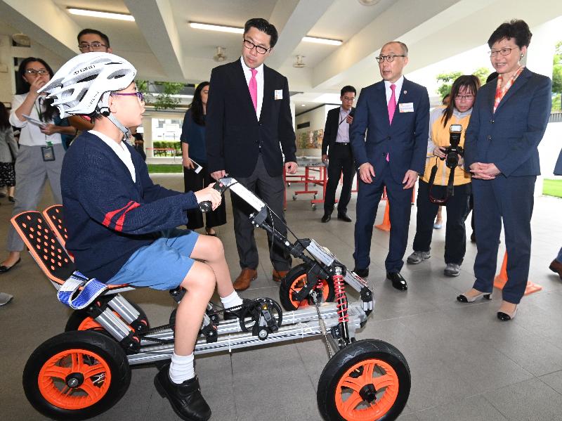 The Chief Executive, Mrs Carrie Lam, visited Po Leung Kuk Stanley Ho Sau Nan Primary School in the Kai Tak Development Area this afternoon (May 27). Picture shows Mrs Lam (first right) watching students demonstrating the hybrid go-kart built by them.