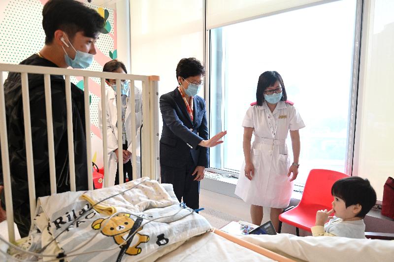 The Chief Executive, Mrs Carrie Lam, visited the Hong Kong Children’s Hospital in the Kai Tak Development Area this afternoon (May 27). Photo shows Mrs Lam (third right) visiting a patient at the Haematology and Oncology ward.