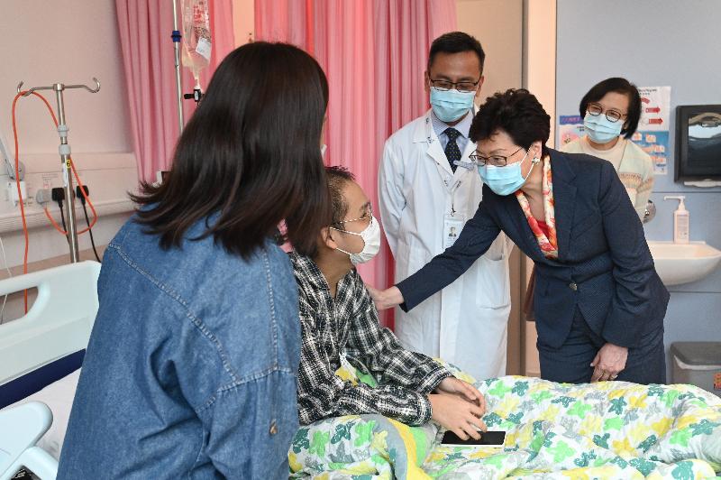 The Chief Executive, Mrs Carrie Lam, visited the Hong Kong Children’s Hospital in the Kai Tak Development Area this afternoon (May 27). Photo shows Mrs Lam (second right) and the Secretary for Food and Health, Professor Sophia Chan (first right), visiting a patient at the Haematology and Oncology ward.
