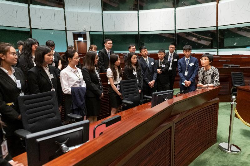The Legislative Council Secretariat (the Secretariat) launches the 2019 internship programme today (May 27). The Deputy Secretary General of the Secretariat, Miss Odelia Leung (first right), shows the students the electronic voting system provided in the Chamber of the Legislative Council Complex today.