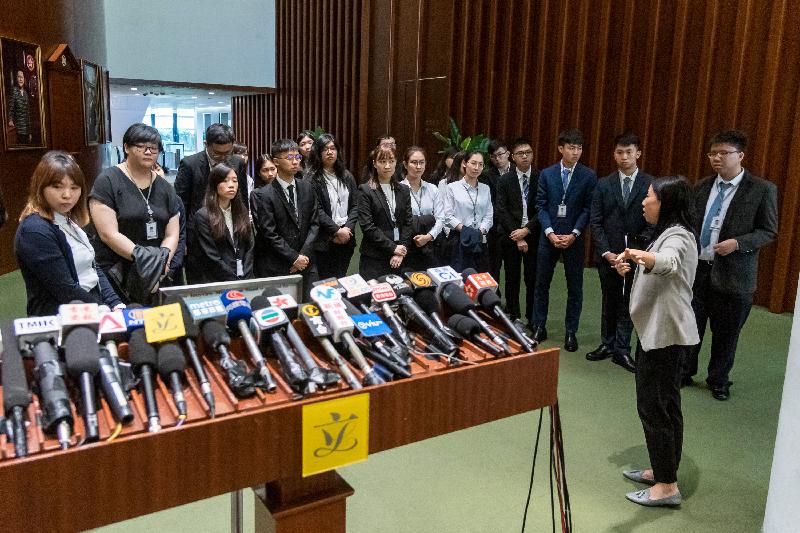 The Legislative Council Secretariat launches the 2019 internship programme today (May 27). Photo shows the participating students touring the press facilities in the Legislative Council Complex today. 