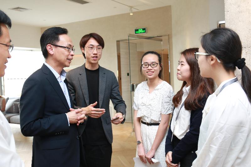 The Secretary for Constitutional and Mainland Affairs, Mr Patrick Nip, visited a youth entrepreneurship base of the Guangzhou Tianhe Hong Kong and Macau Youth Association today (May 28). Photo shows Mr Nip (first left) chatting with Hong Kong students undertaking internships at the entrepreneurship base.