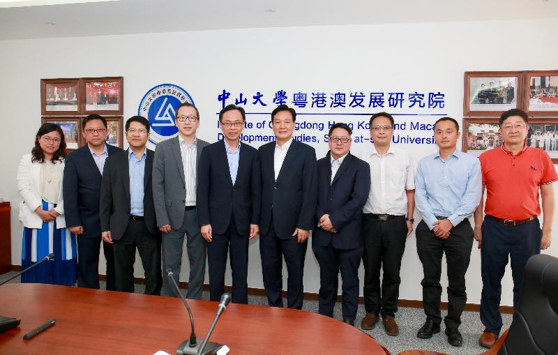 The Secretary for Constitutional and Mainland Affairs, Mr Patrick Nip, visited the Institute of Guangdong, Hong Kong and Macao Development Studies at Sun Yat-sen University in Guangzhou today (May 28) and exchanged views with scholars on the development of the Guangdong-Hong Kong-Macao Greater Bay Area. Photo shows Mr Nip (fifth left) in a group photo with the scholars.