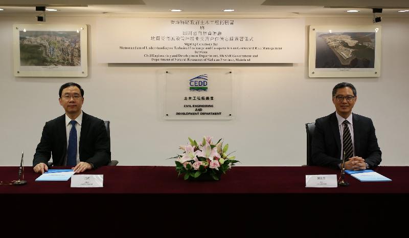 The Director of Civil Engineering and Development, Mr Ricky Lau (right), and the Deputy Director of the Department of Natural Resources of Sichuan Province, Mr Feng Bin (left), sign the Memorandum of Understanding on Technical Exchange and Co-operation on Geohazard Risk Management today (May 29).