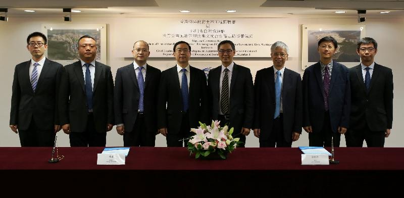 The Civil Engineering and Development Department and the Department of Natural Resources of Sichuan Province signed a Memorandum of Understanding today (May 29). Photo shows the Director of Civil Engineering and Development, Mr Ricky Lau (fourth right); the Deputy Director of the Department of Natural Resources of Sichuan Province, Mr Feng Bin (fourth left); and the visiting delegation from the Department of Natural Resources of Sichuan Province at the signing ceremony.