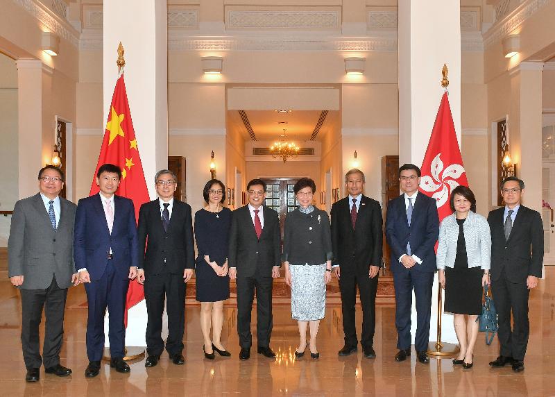 The Chief Executive, Mrs Carrie Lam (fifth right), accompanied by the Secretary for Commerce and Economic Development, Mr Edward Yau (third right), and the Secretary for Financial Services and the Treasury, Mr James Lau (third left), met with the Deputy Prime Minister and Minister for Finance of Singapore, Mr Heng Swee Keat (fifth left), at Government House this afternoon (May 29). Singapore's Minister for Foreign Affairs, Dr Vivian Balakrishnan (fourth right), and the Senior Minister of State for Trade and Industry and Education, Mr Chee Hong Tat (second left), also attended the meeting.