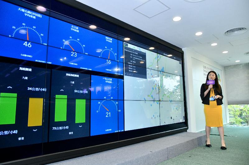 將於今年年底前推出的城市儀表板是智慧政府創新實驗室展示的技術項目之一。城市儀表板以互動圖表和地理資訊地圖顯示「資料一線通」（data.gov.hk）上與民生相關的開放數據，方便公眾閱覽。